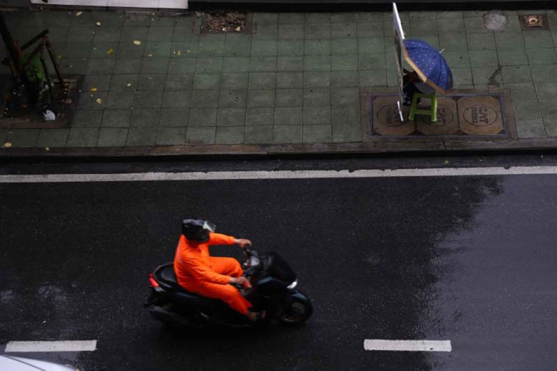 A motorcyclist travels in the rain in Bangkok. (Photo: Nutthawat Wichieanbut)