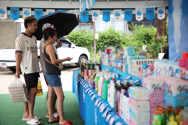 The Ministry of Commerce organises "Thong Fa" (Blue Flag) stores offering affordable, quality goods to the public at Kheha Market in Bang Kapi's district, Bangkok, from May 10 to 12, 2026. (Photo: Varuth Hirunyatheb)