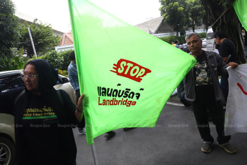 Divers rally against Land Bridge project