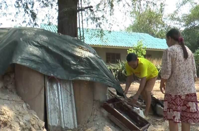 A couple inspect the strength of a bunker built near their house in Ban Kruat border district of Buri Ram province on Thursday after Cambodian soldiers allegedly fired 11 rounds near the Chong Chom checkpoint in Kap Choeng district, Surin province. (Photo: Surachai Piragsa)