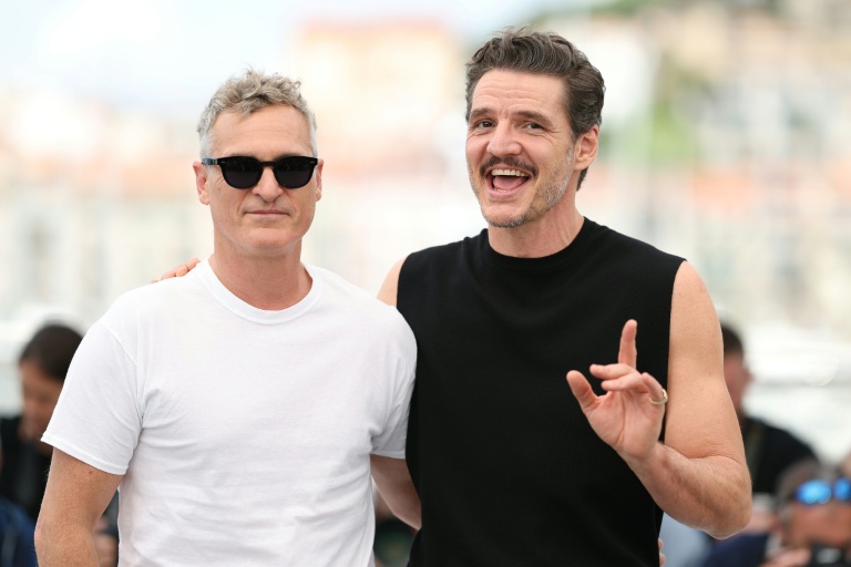 Chilean-US actor Pedro Pascal (right, next to US actor Joaquin Phoenix) flew economy to the Cannes Film Festival last year. (Photo: AFP)