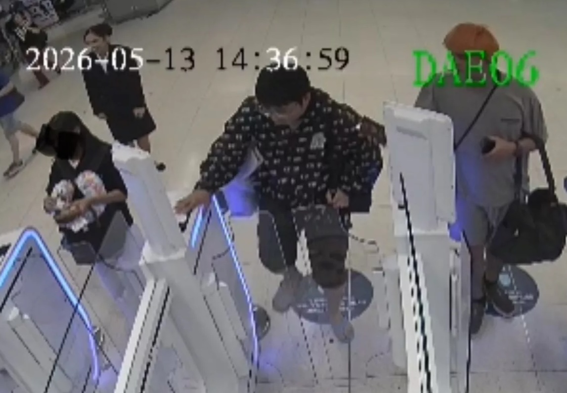 Chinese tourist blacklisted after damaging airport immigration gate