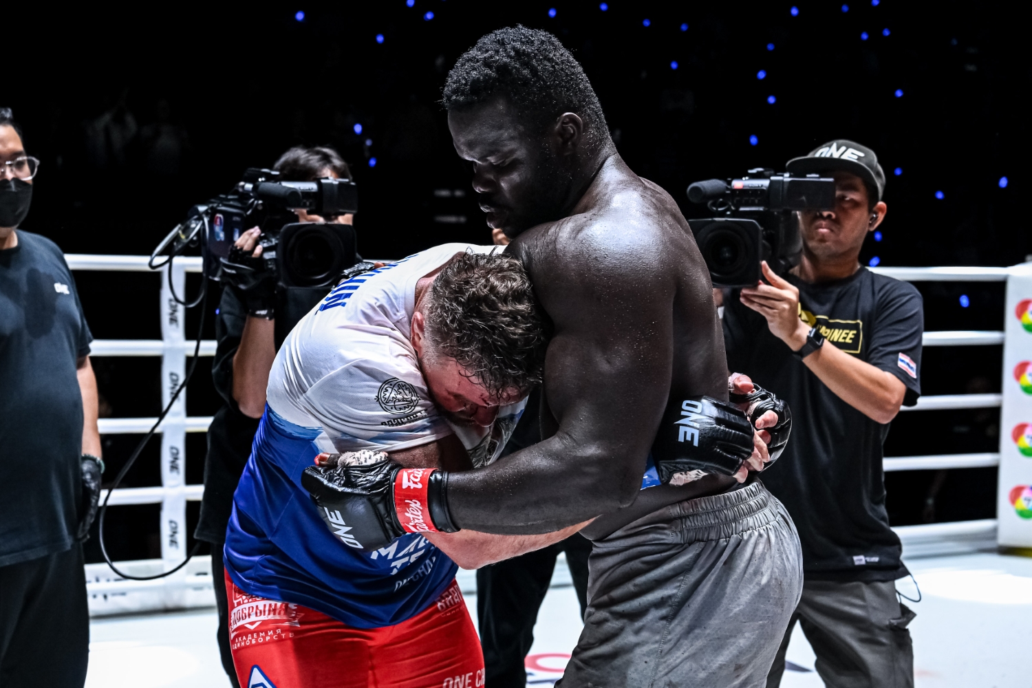 Anatoly Malykhin and Reug Reug playfully tussle after tensions had been eased at Lumpinee Stadium