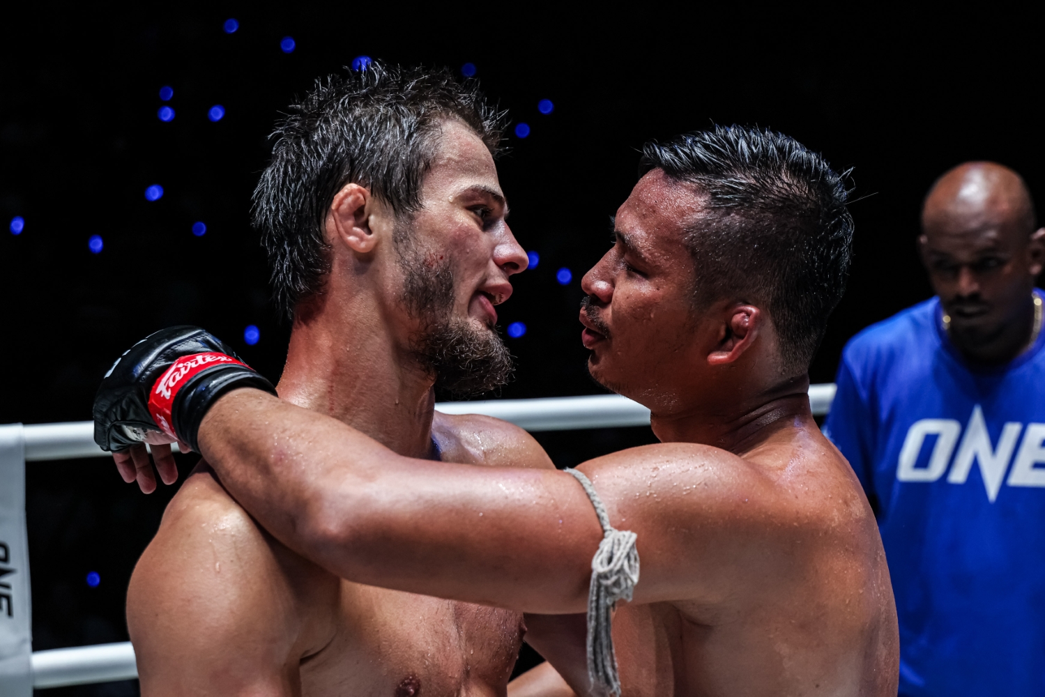 Abdulla Dayakaev consoles Superlek after his split decision win