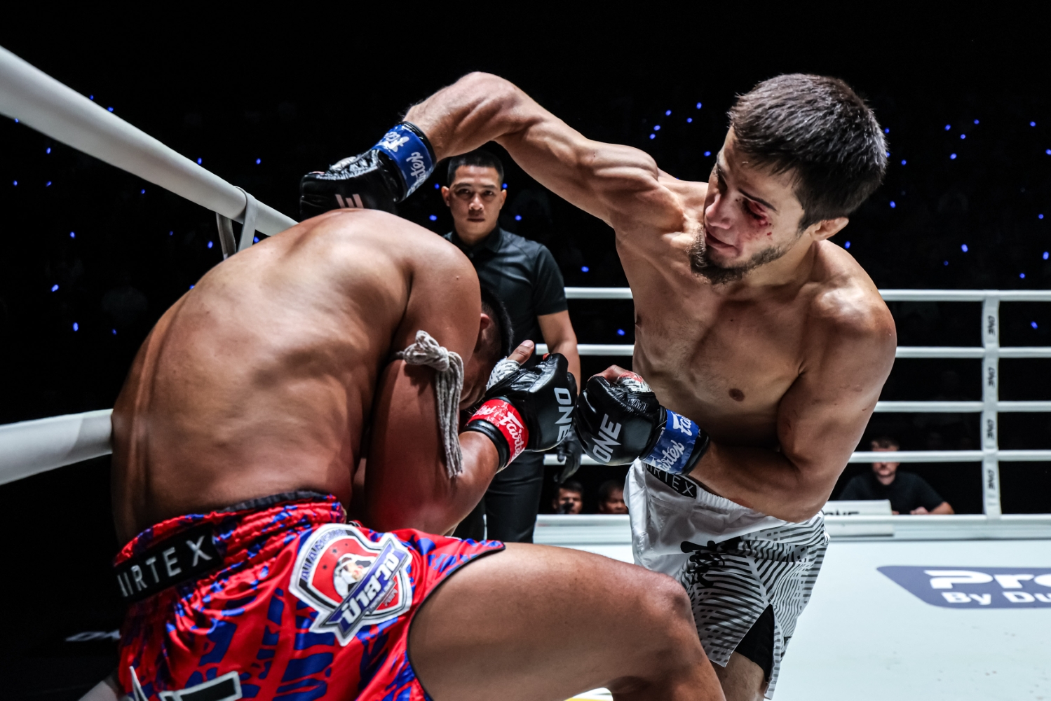 Abdulla Dayakaev pressures Superlek during their clash at Lumpinee Stadium