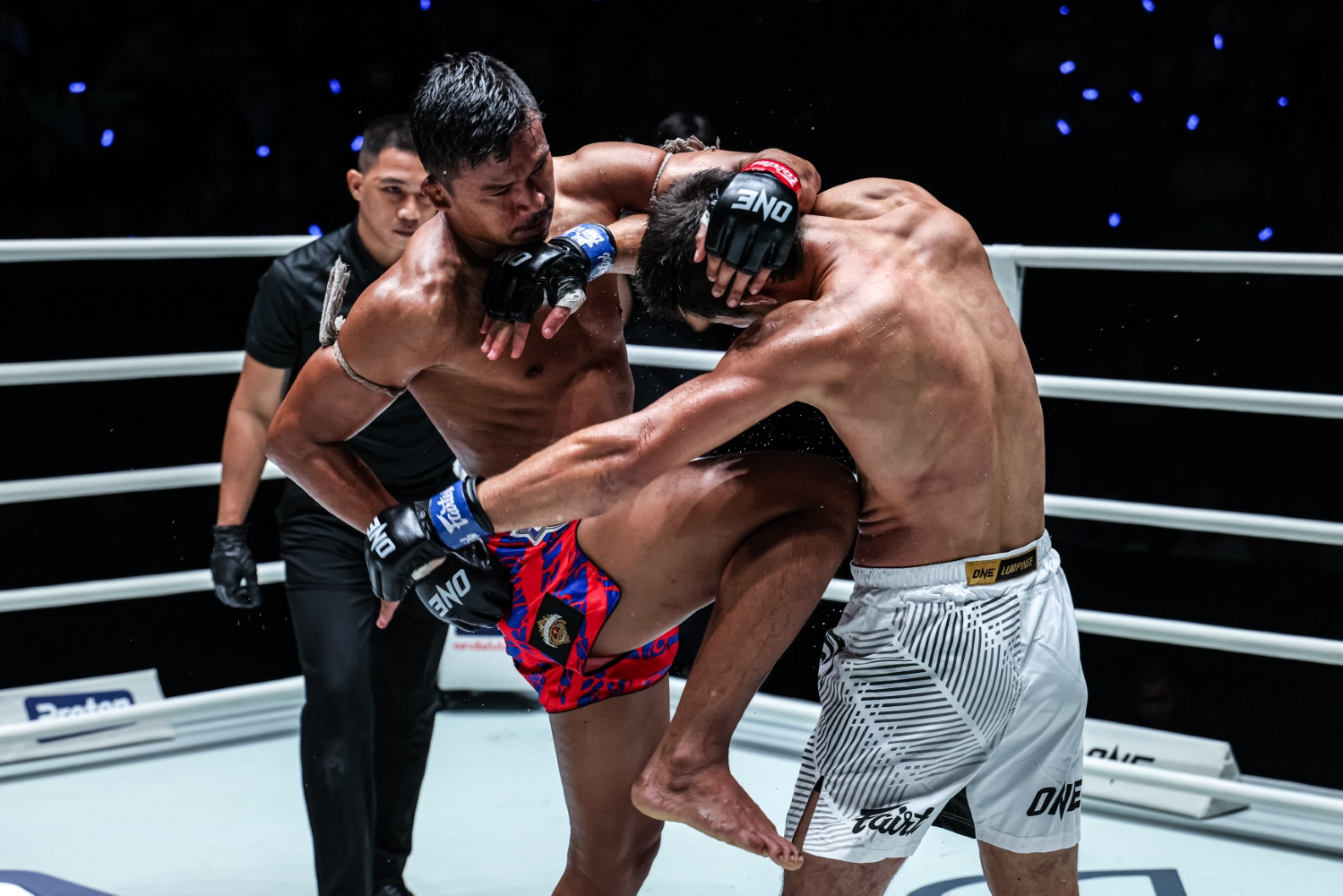 Superlek crashes a knee into Abdulla Dayakaev during a third-round fightback