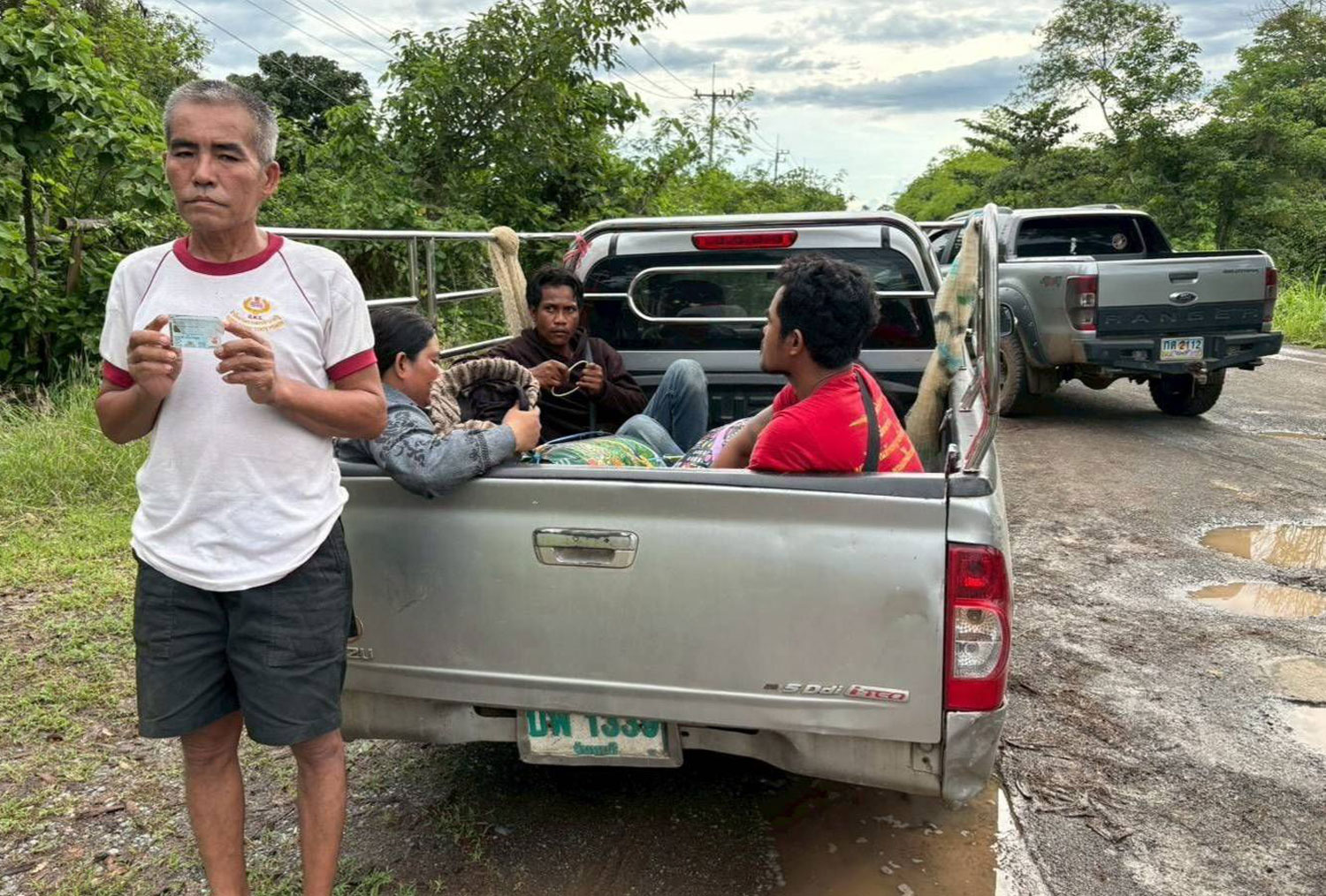 A Thai man showing his ID card and four Cambodian illegal migrants are arrested at a forested border zone in Pong Nam Ron district, Chanthaburi province on Friday afternoon. (Photo: Navy spokesman)