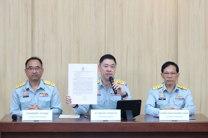 Department of Pollution Control chief Surin Warakijthamrong, centre, reaffirms the department's commitment to being an organisation of transparency at a press conference on Friday. (Photo: Pollution Control Department)