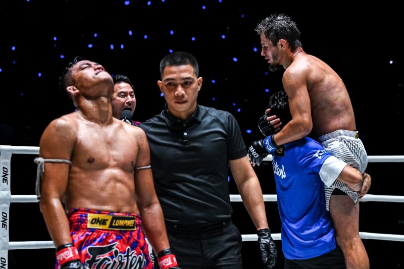 Abdulla Dayakaev celebrates as Superlek despairs at The Inner Circle