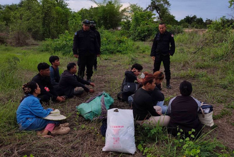 Security forces arrest a group of Cambodian nationals along the border in Pong Nam Ron district of Chanthaburi province on Friday. None possessed valid travel documents. (Photo: Navy spokesman)