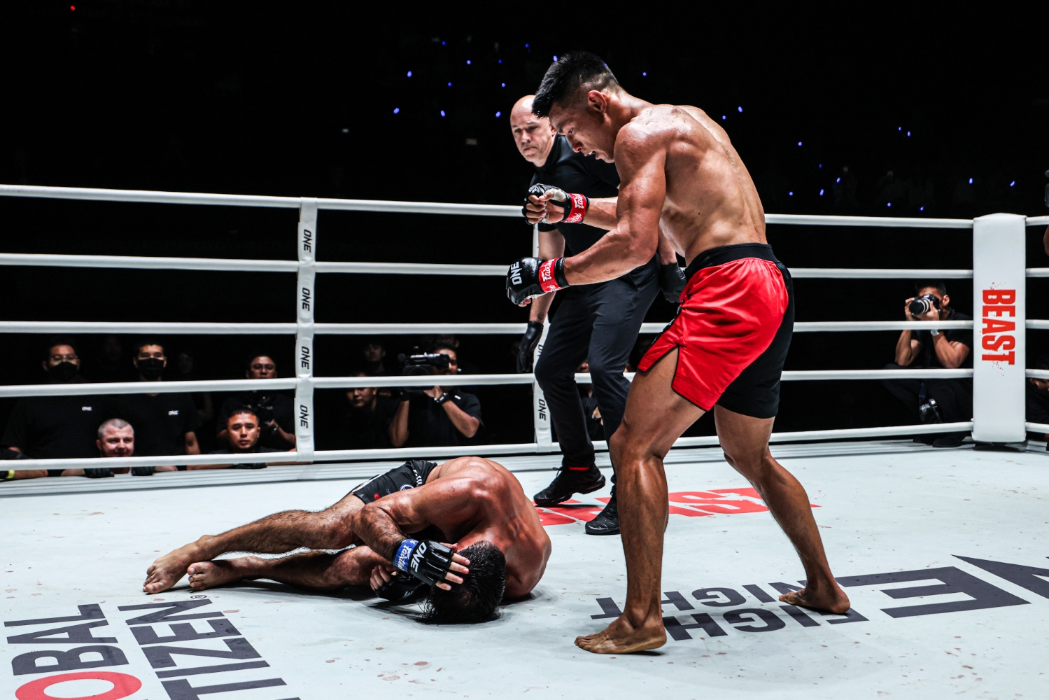Shamil Gasanov shells up after Tang Kai chops him down for a fifth-round finish