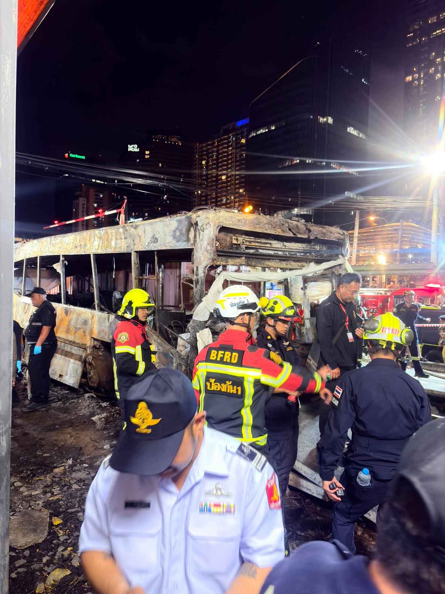 Rescue workers are about to remove the bus debris. Photo: Bangkok Metropolitan Administration