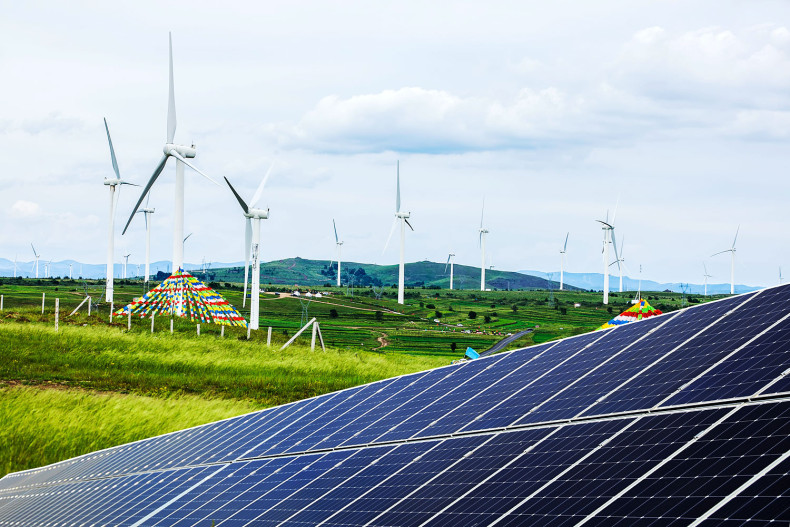 Govt, executives boost clean energy drive
