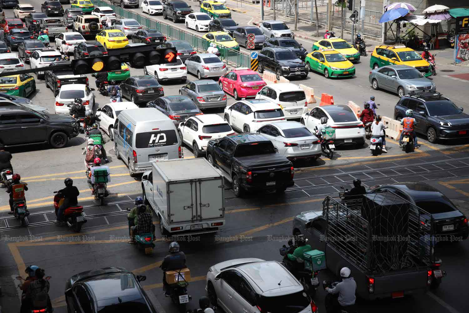 Cars stop on the railway track as they wait for the traffic to turn green at Asok-Phetchaburi intersection.