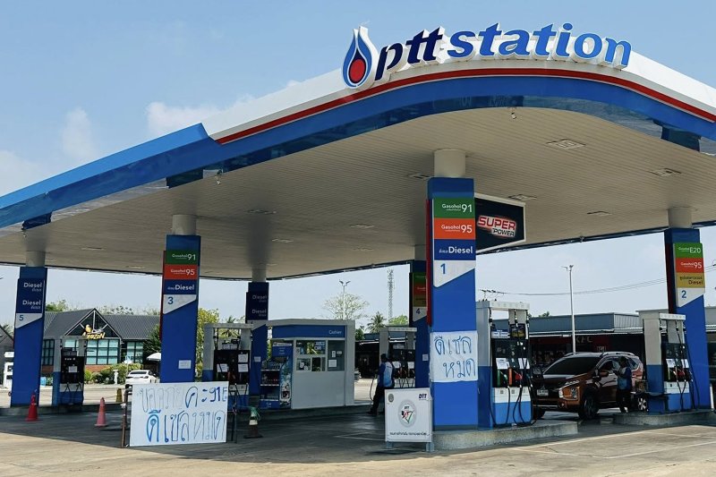 Petrol stations along Route 21 in Phetchabun ran dry of diesel before noon on March 23. (Photo: Radio Thailand, Phetchabun)