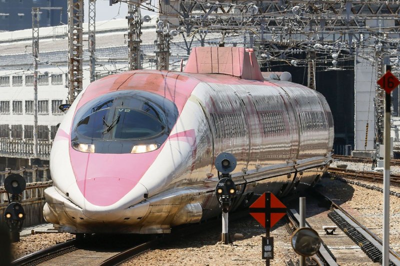 A shinkansen bullet train featuring Hello Kitty arrives at JR Shin-Osaka Station for its final run on Sunday. (Photo: Kyodo)