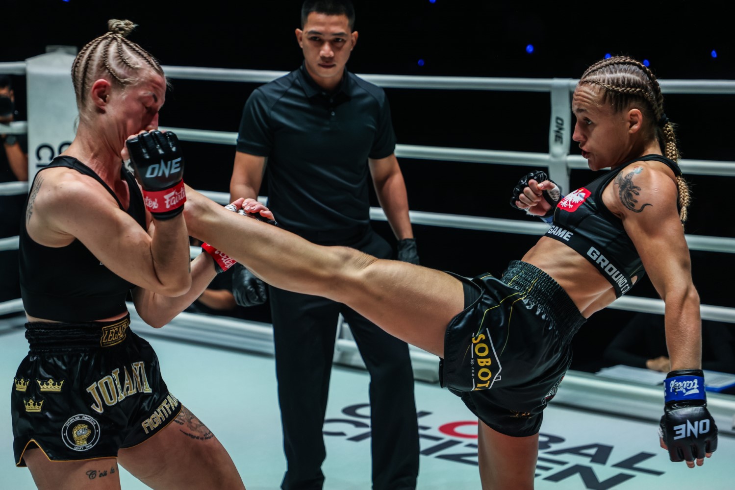 Martyna Dominczak throws a teep at Johanna Persson during their ONE Fight Night 43 clash
