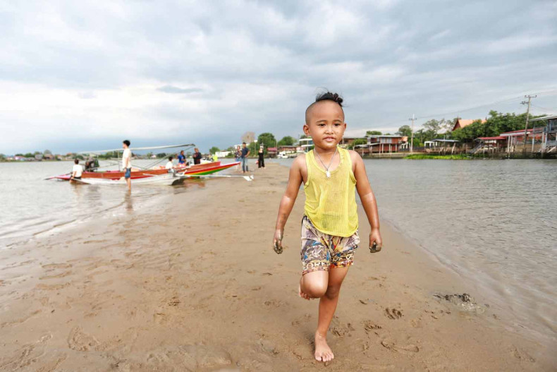 Chao Phraya sand dune draws visitors just north of Bangkok
