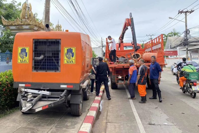 Disaster prevention officials install a pump to prevent flooding on Ban Kok Road in Muang district, Khon Kaen, on Wednesday. Photo by Chakkrapan Natanri