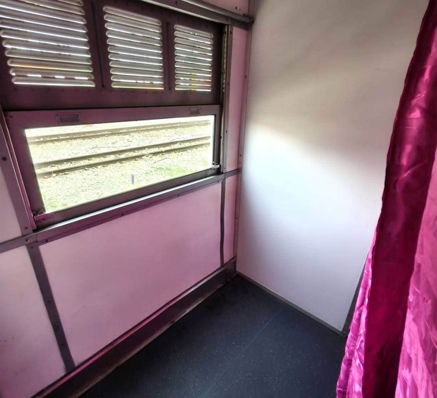 A prayer room on a southern train. (Photo: State Railway of Thailand)