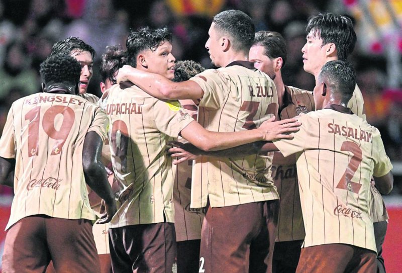 Buriram United players celebrate Suphanat Mueanta's goal against Selangor. (Photo: Buriram United) 