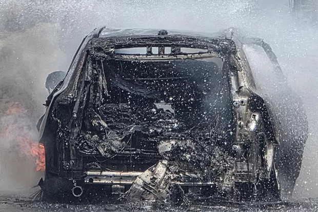 The damaged Volvo XC60 SUV on the M81 on Thursday. (Photo: Nan Maneerath Facebook account)
