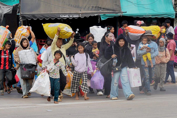 Cambodian workers and their families depart Thailand in December via the Khlong Luek Border Checkpoint in Aranyaprathet district in Sa Kaeo province in December. (Photo: Sa Kaeo Public Relations Office)