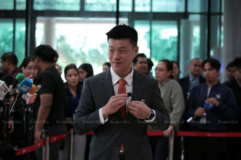 People’s Party leader Natthaphong Ruengpanyawut has called on the public to unite in building “people’s power” to move Thailand beyond the “blue regime”, saying the first step would be drafting a new democratic constitution that is genuinely connected to the people. (File photo/Chanat Katanyu)