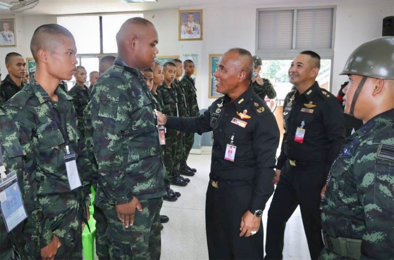 Maj Gen Nat Sri-in, the 2nd Army Area deputy commander, speaks with a new conscript during his visit to a training unit at the Weerawatyothin military camp in Surin province on Friday. (Photo: 2nd Army Area)