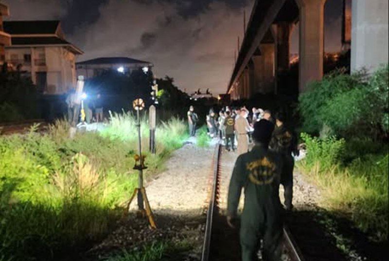 Police at the scene of the train-motorcycle crash in Lat Krabang district, Bangkok, early Sunday that killed a 21-year-old woman. (Photo: FM91 Trafficpro)