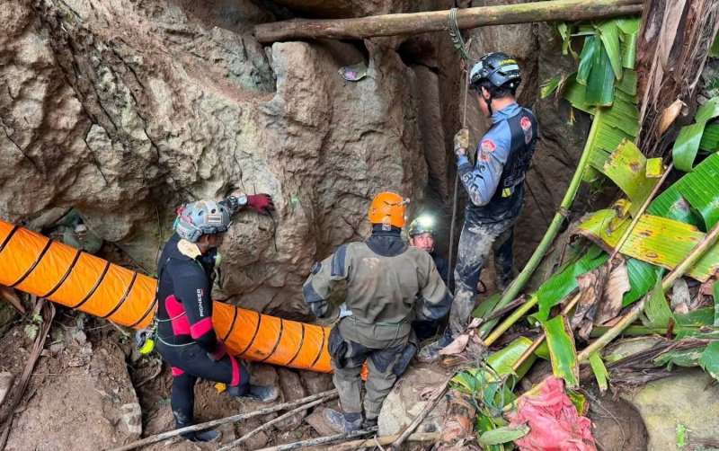 Bangkok Post - Laos cave rescuers ‘racing against time’
