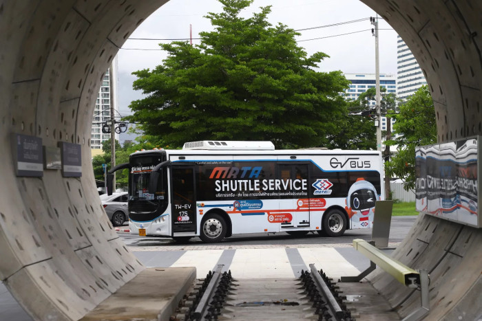 New shuttle bus service halted after clash with songtaews