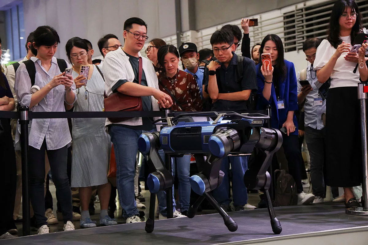 Visitors observe Pegatron&rsquo;s robot dog during the annual Computex trade show in Taipei, Taiwan, June 2, 2026. (Photo: Reuters)