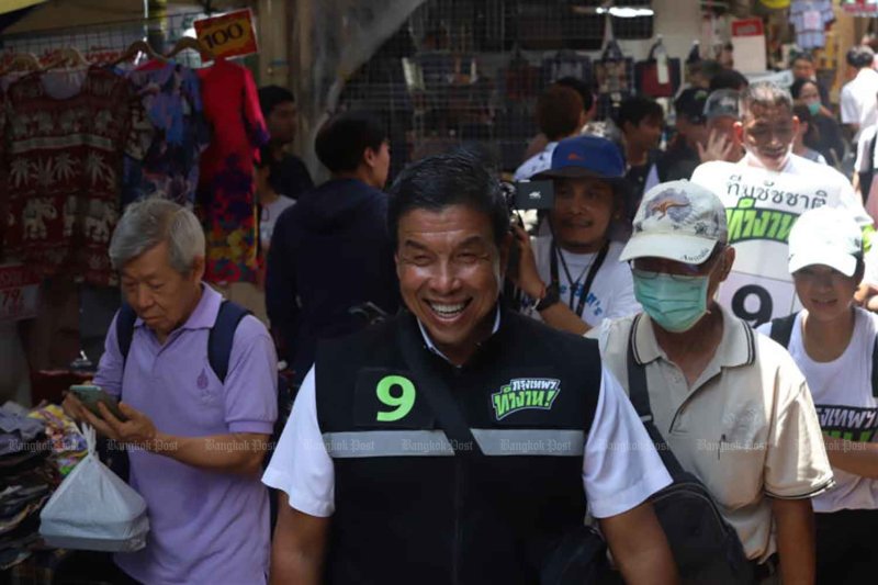 Chachart Sittipunt campaigns for votes in Bangkok Noi district, Bangkok, on May 29. Apichart Jinakul