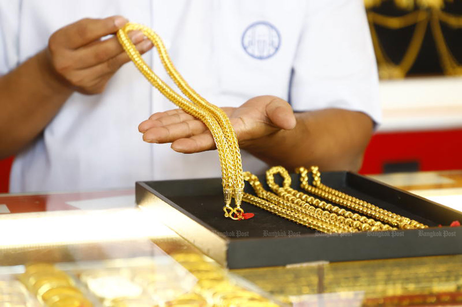 Gold dips amid renewed Mideast conflict