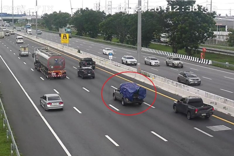 A still from CCTV video shows a pickup truck with improperly secured cargo, leaving many fallen screws damaging other motorists’ vehicles on Motorway No.7 in Chachoengsao on Friday. (Photo: Department of Highways)