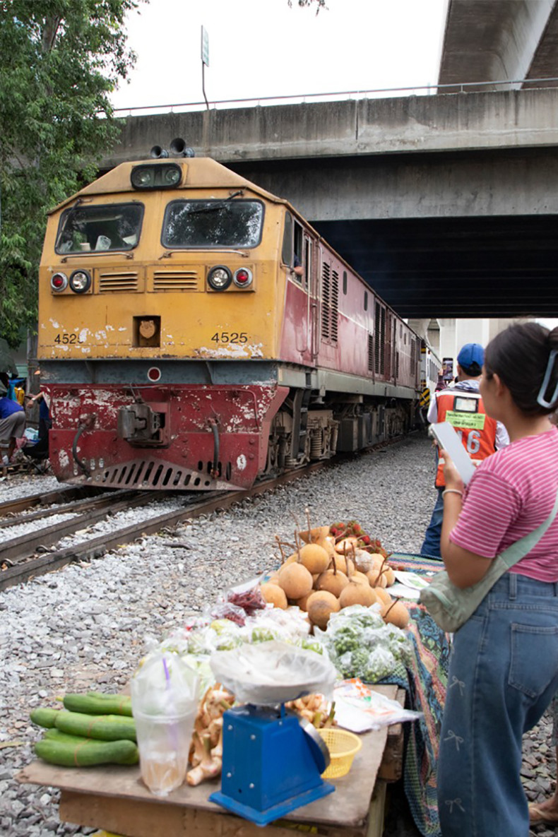 Sunday at Khlong Tan: Railside stalls serve rare Thai delicacies