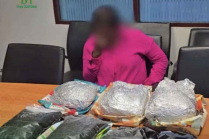 푸켓 공항에서 헤로인 밀반입꾼과 휴대폰 밀수범 적발