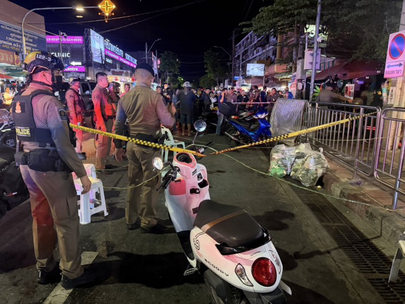 Police at the shooting scene in Din Daeng district, Bangkok, early Sunday morning. (Police photo)