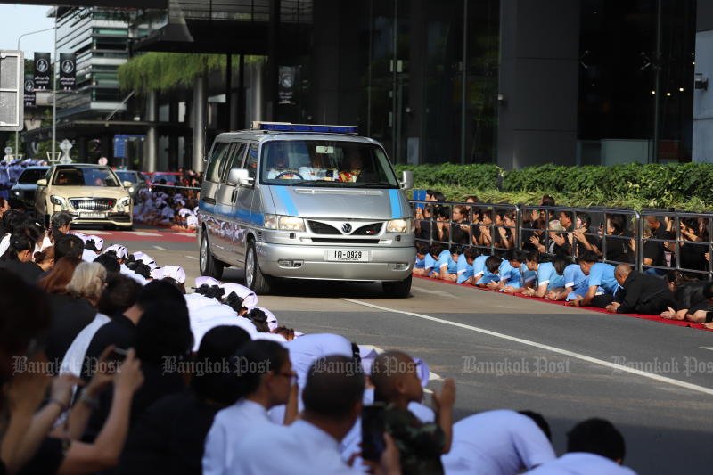 Senior monks at Wat Rajabopit perform a ceremony to ordain 100 laymen on Sunday in a government-sponsored activity to show respect to the late HRH Princess Bajrakitiyabha Narendiradebyavati. (Photo: Public Relations Department)