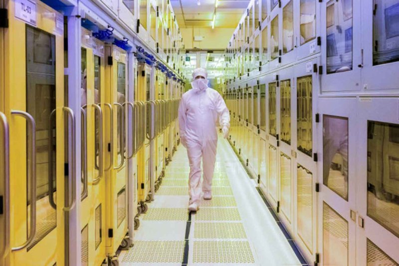 An employee of Infineon, a German manufacturer and designer of semiconductor devices for automotive, power and security systems, walks through a cleanroom during a media tour through Infineon's new "Smart Power Fab" plant in Dresden, Germany, June 10, 2026. (Photo: Reuters)