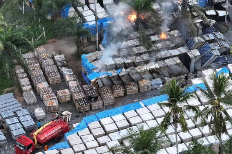 Smoke continues to rise from the stacks of solar panels after fire teams bring the arsonists' blaze under control at the solar farm in Yaring district, Pattani, on Monday morning. (Photo: Isoc)