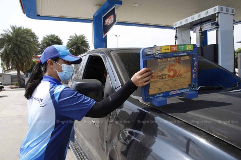 Monday diesel was sold at 39.80 baht per litre, only slightly lower than a month earlier. (Photo: Pattarapong Chatpattarasill)