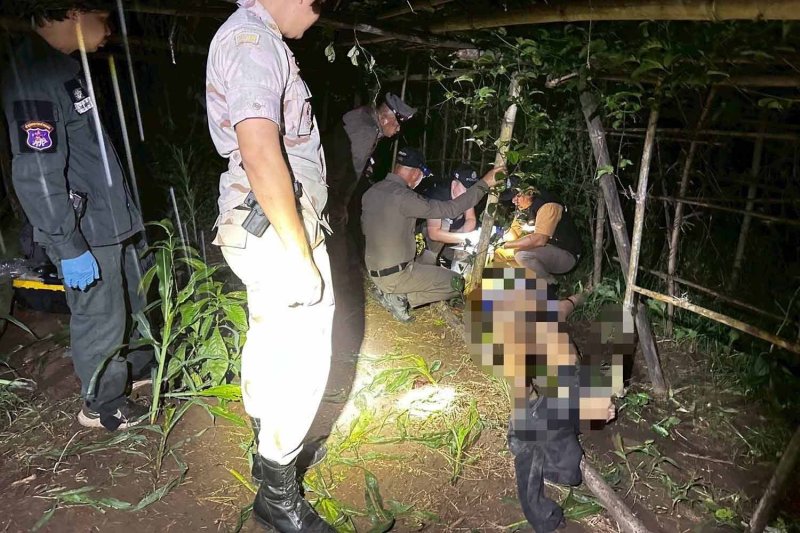 Police examine the body of a drug-smuggling suspect they were forced to gun down on Tuesday night. Photos: Panumet Tanraksa