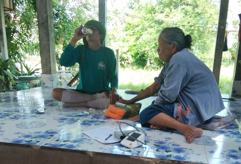 Chief of tambon hospital transferred for drinking while drawing blood