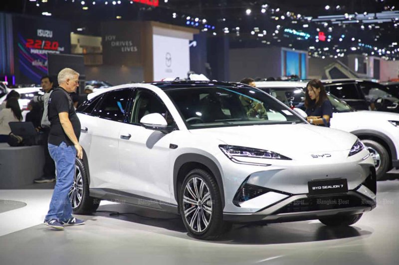 Visitors look at a BYD Seal electric vehicle on display at the Bangkok International Motor Show at Impact in Muang Thong Thani, Nonthaburi in March 2025. (Photo: Varuth Hirunyatheb)