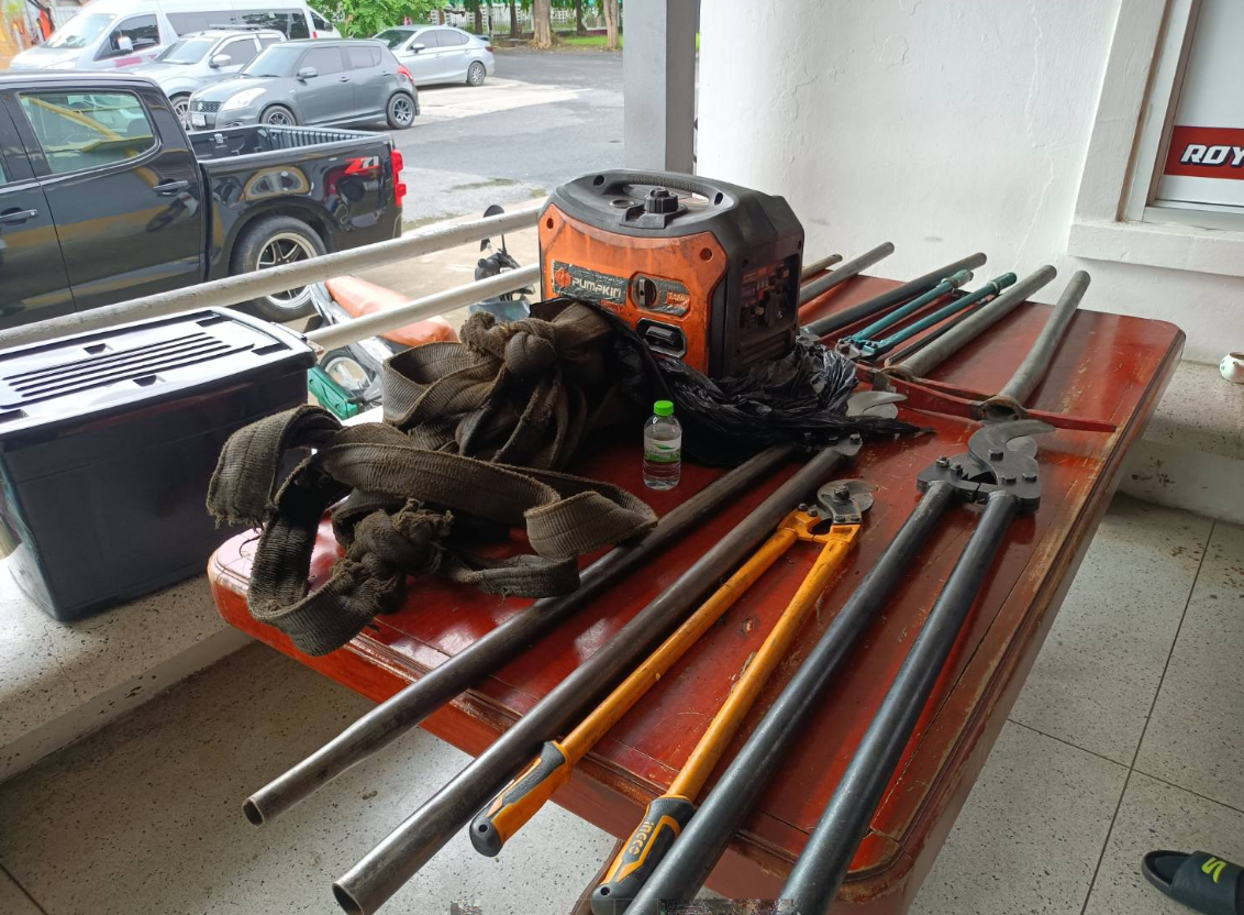 Some of cable-cutting equipment police seized from the suspects. (Photo: Chalit Phoomrueng)