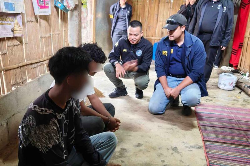 Police arrest two suspects in Chiang Rai on Thursday in connection with an illegal ID‑card scheme. (Photo: Royal Thai Police)