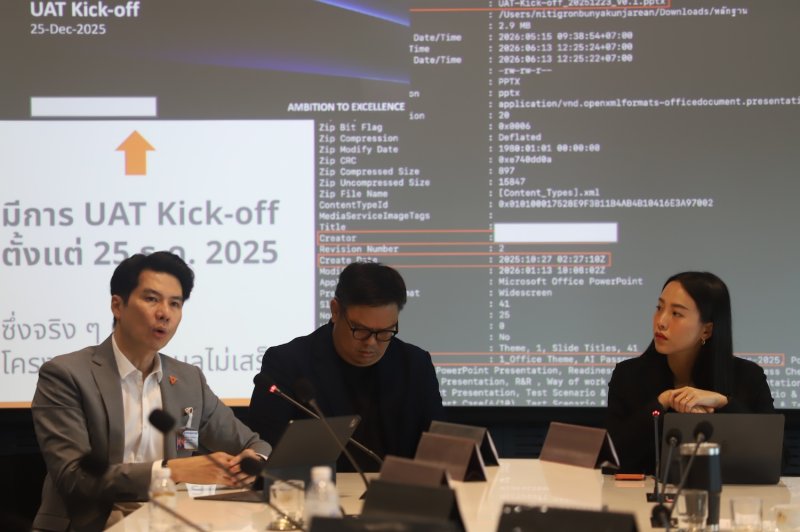 People’s Party MPs including Pawoot Pongvitayapanu (left) and Rukchanok Srinork (right) discuss the government’s TH-AI Passport project during a shadow cabinet meeting on Monday. (Photo: Apichart Jinakul)