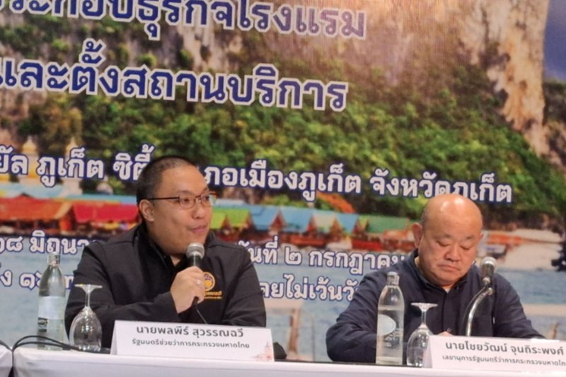 Deputy Interior Minister Polapee Suwunchwee, left, speaks during a policy meeting with provincial officials at Phuket Provincial Hall on Thursday. (Photo: Achadthaya Chuenniran)